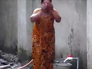 पतला जंगली थाई किशोर ...