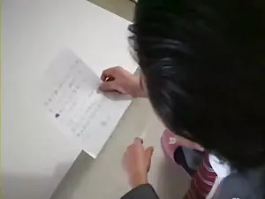काले बालों वाली टी-ल ...