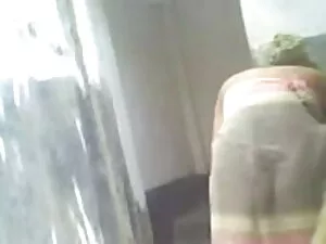 मौसी खुद के साथ खेलत ...