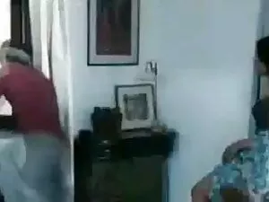 गर्म स्नान में भाप स ...