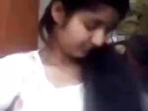 उसके साथ खेलने के लि ...