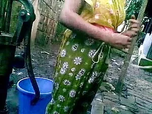 घर में अकेले लड़की स ...