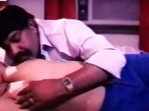 भव्य बेब उसे गीला बि ...