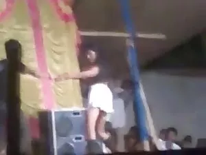 ट्रेन में सनी लियोन  ...