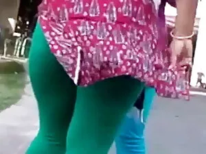 लंपट बालों वाली महिल ...