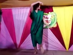 लंबे बालों वाली वह प ...