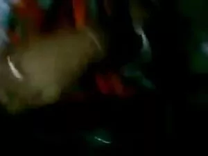 युवा आदमी मरोड़ते लि ...