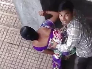 लंबे पैरों चेक सुनहर ...