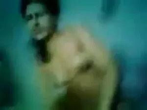 छोटे किशोर गेंद उसे  ...
