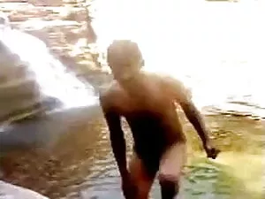 अभिनेता सामन्था शॉवर ...