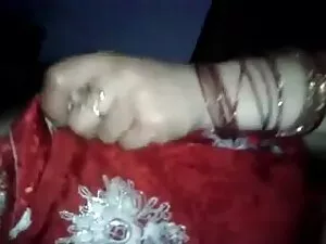 एक शुद्ध पोशाक में ह ...